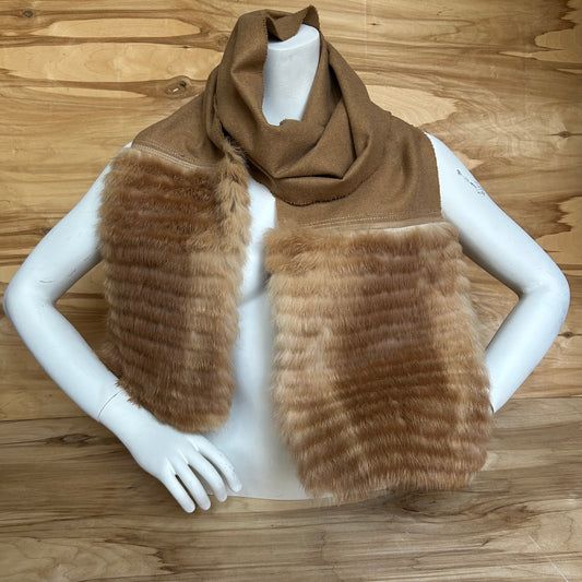 Gaiši brūna vilnas šalle gaiši brūnu truša vilnas dekoratīvu malu (JĀNA 38)