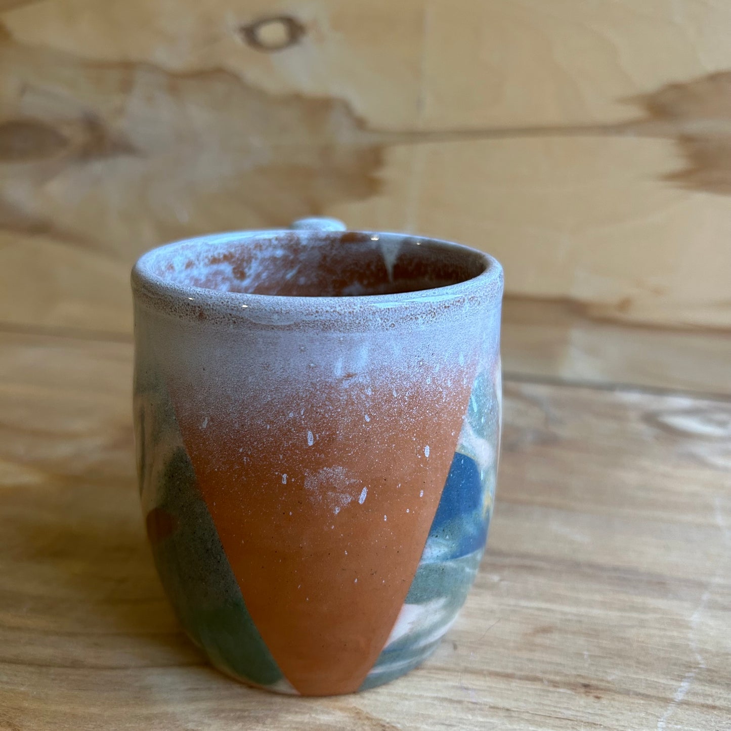 Brūna māla krūze ar glazūras rakstu  (MASP 121)