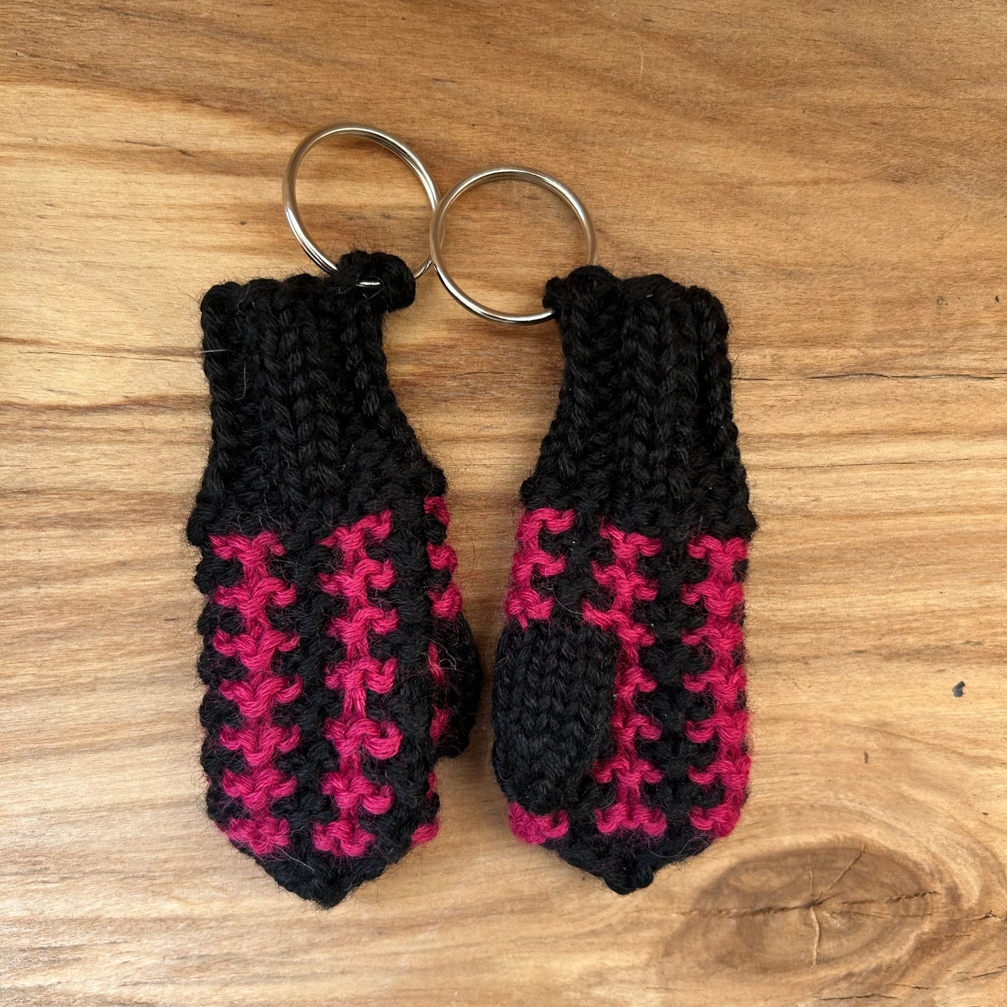 Atslēgu piekariņš - dūrainītis melns ar rozā (VEPA A5)