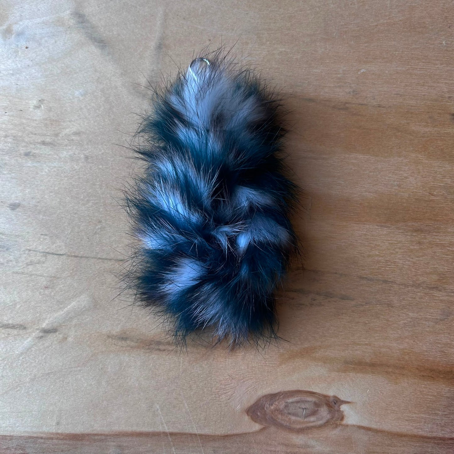 Pūkains, mīksts ādas atslēgu piekariņš (JĀNA 64)