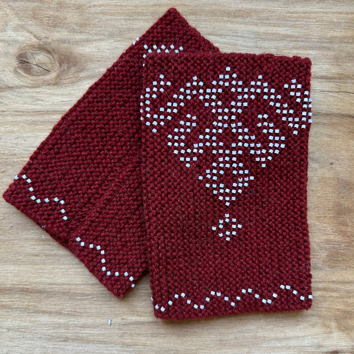 Karmīnsarkani mauči/pulsa sildītāji ar baltu pērlīšu rakstu  Jumja zīmi (ZAMI 46)