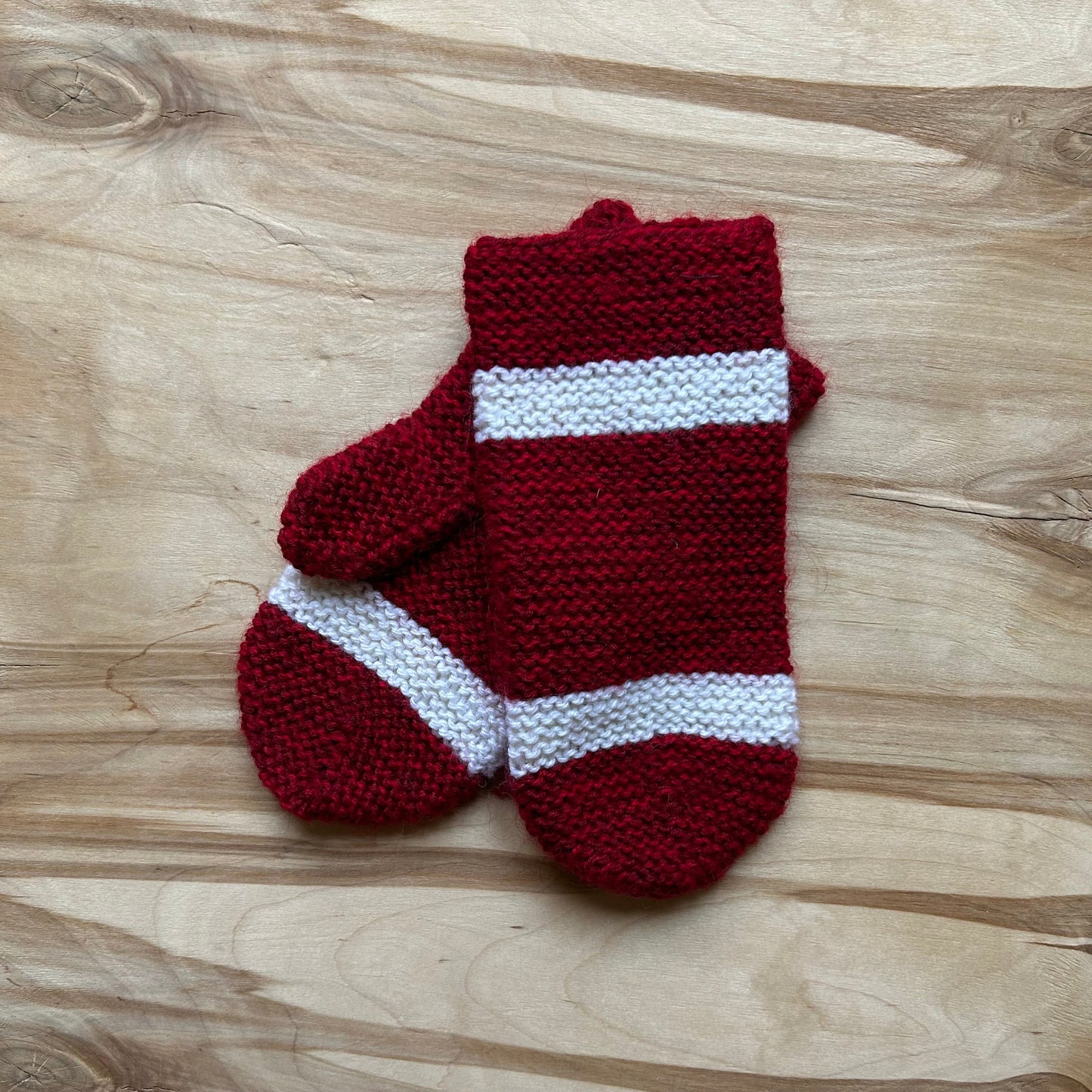 Tumši sarkani adīti dūraiņi ar baltām līnijām (VEPA 143)