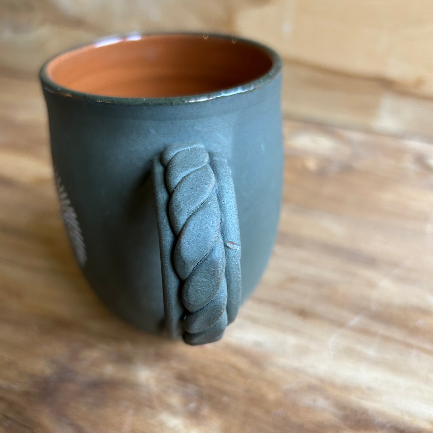 Tumši zaļa māla krūze  (MASP 133)