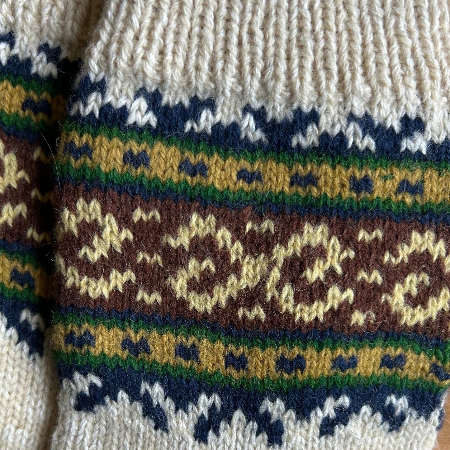 Siltās zeķes 45.-47.izm. gaiši brūnas zeķes ar sarkaniem ornamentiem (MALI 54)