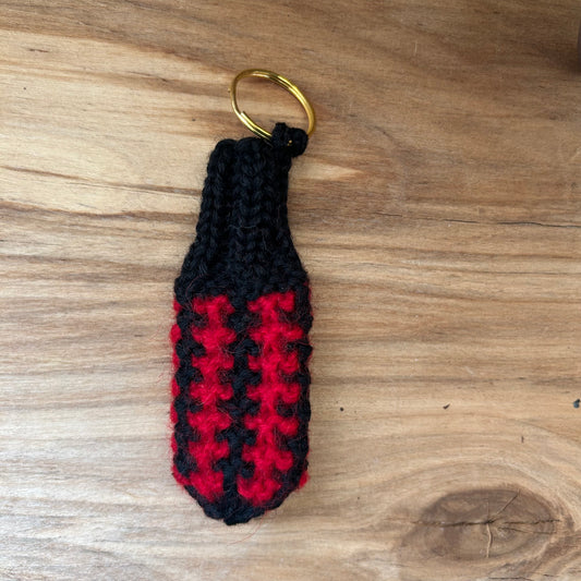 Atslēgu piekariņš - dūrainītis sarkans ar melnu  (VEPA A11)