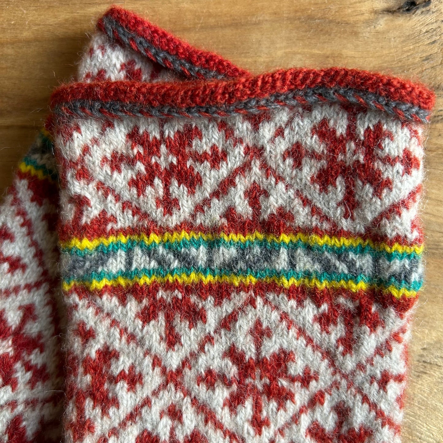 Vilnas dūraiņi ar sarkaniem zvaigznīšu rakstiem rombiņos (AIDZ 39)