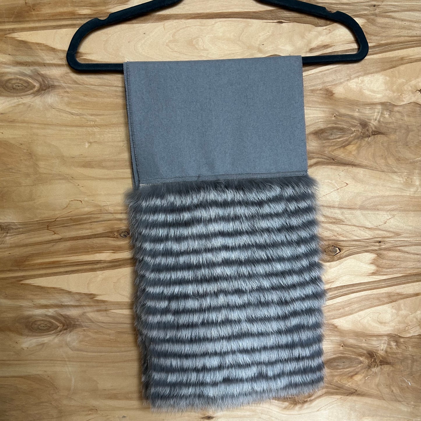 Gaiši pelēka vilnas šalle gaiši pelēku truša vilnas dekoratīvu malu (JĀNA 39)