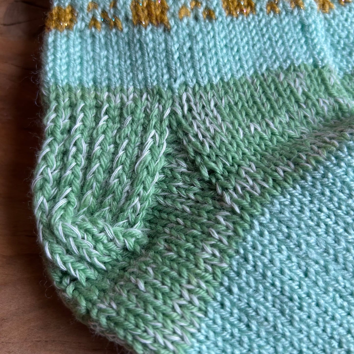 Vilnas zeķes 34.-36.izm. Gaiši zilganzaļas ar dzelteniem ornamentiem uz stulma (VEZI 65)