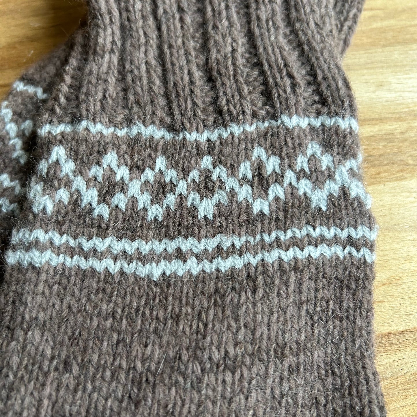 Siltās zeķes 40.-42.izm.  brūnā krāsā ar gaišiem ornamentiem (MAFE 24)