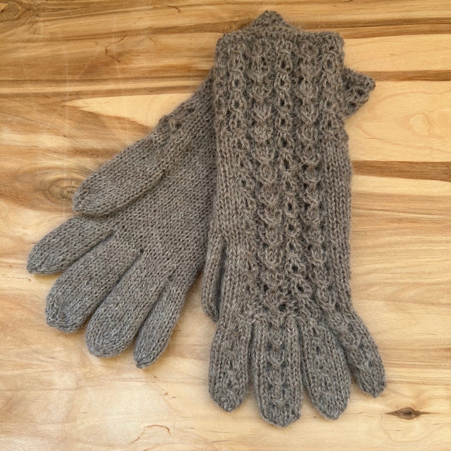 Rokām adīti  pirkstaiņi gaiši brūnā krāsā (DZTO 96)