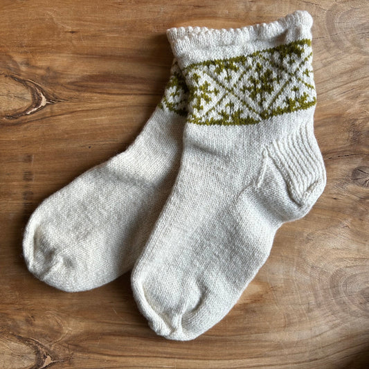 Dabīgi baltas vidēji īsas vilnas zeķes ar zaļu ornamentu uz stulma 42. -44.izm. (AIDZ 45)