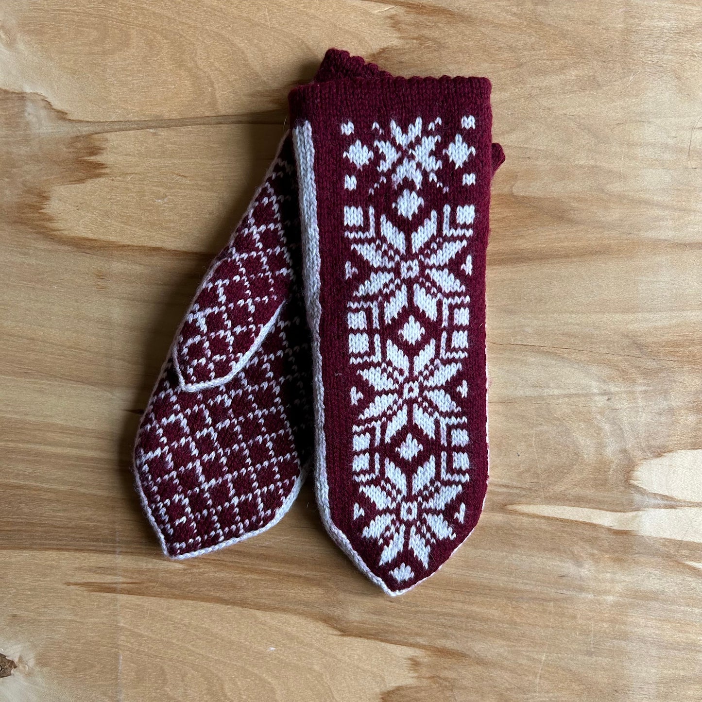 Tumši sarkani merino vilnas dūraiņi ar baltiem ornamentiem (RABE 87)