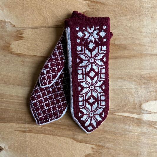 Tumši sarkani merino vilnas dūraiņi ar baltiem ornamentiem (RABE 87)