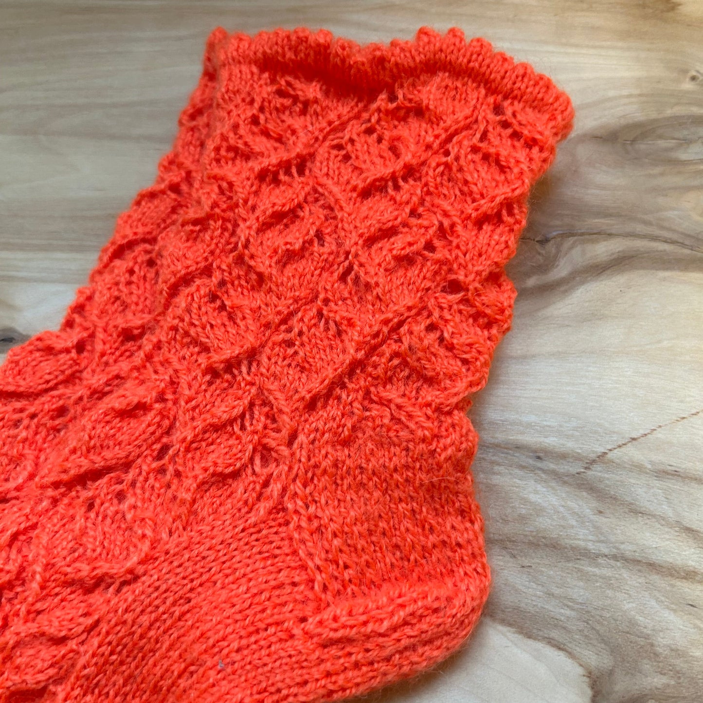 Oranžas krāsas mežģīņu adījuma siltās zeķes 38.-40. izm. (SITĒ 31)