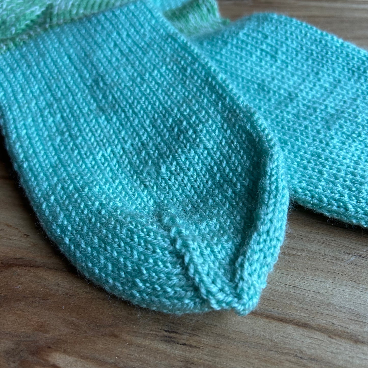 Vilnas zeķes 34.-36.izm. Gaiši zilganzaļas ar dzelteniem ornamentiem uz stulma (VEZI 65)