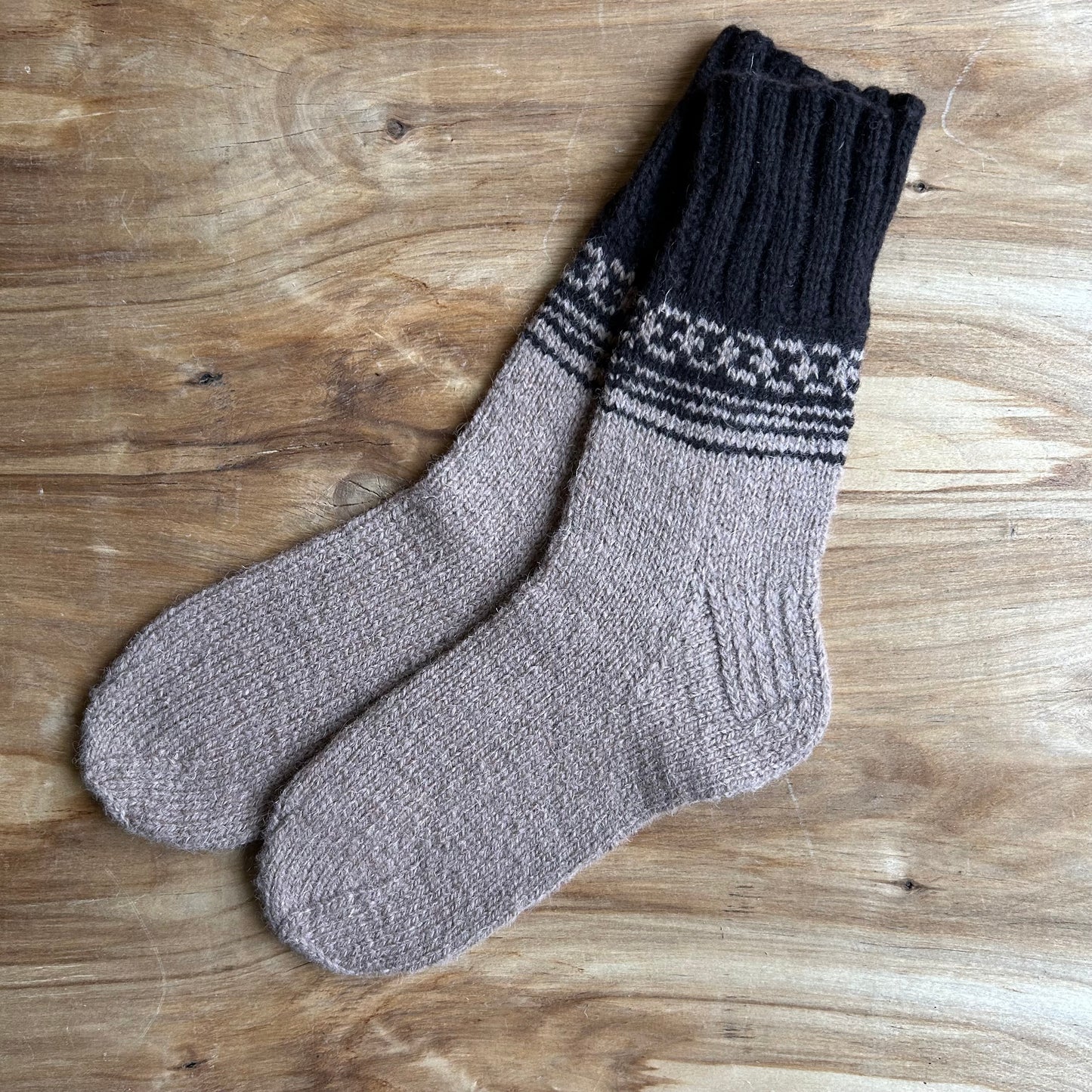 Siltās zeķes 40.-42.izm. gaiši brūnā krāsā ar tumši brūniem ornamentiem stulmu (MAFE 14)