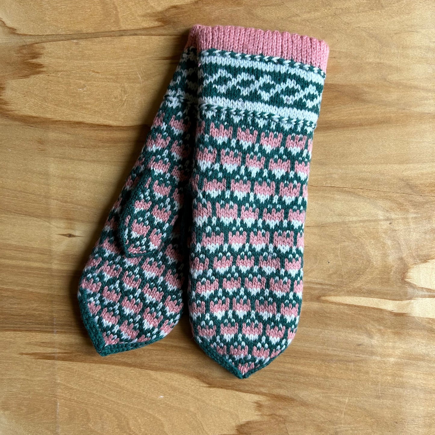 Rozā merino vilnas dūraiņi ar baltiem un zaļiem ornamentiem (RABE 84)