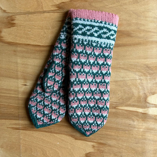 Rozā merino vilnas dūraiņi ar baltiem un zaļiem ornamentiem (RABE 84)