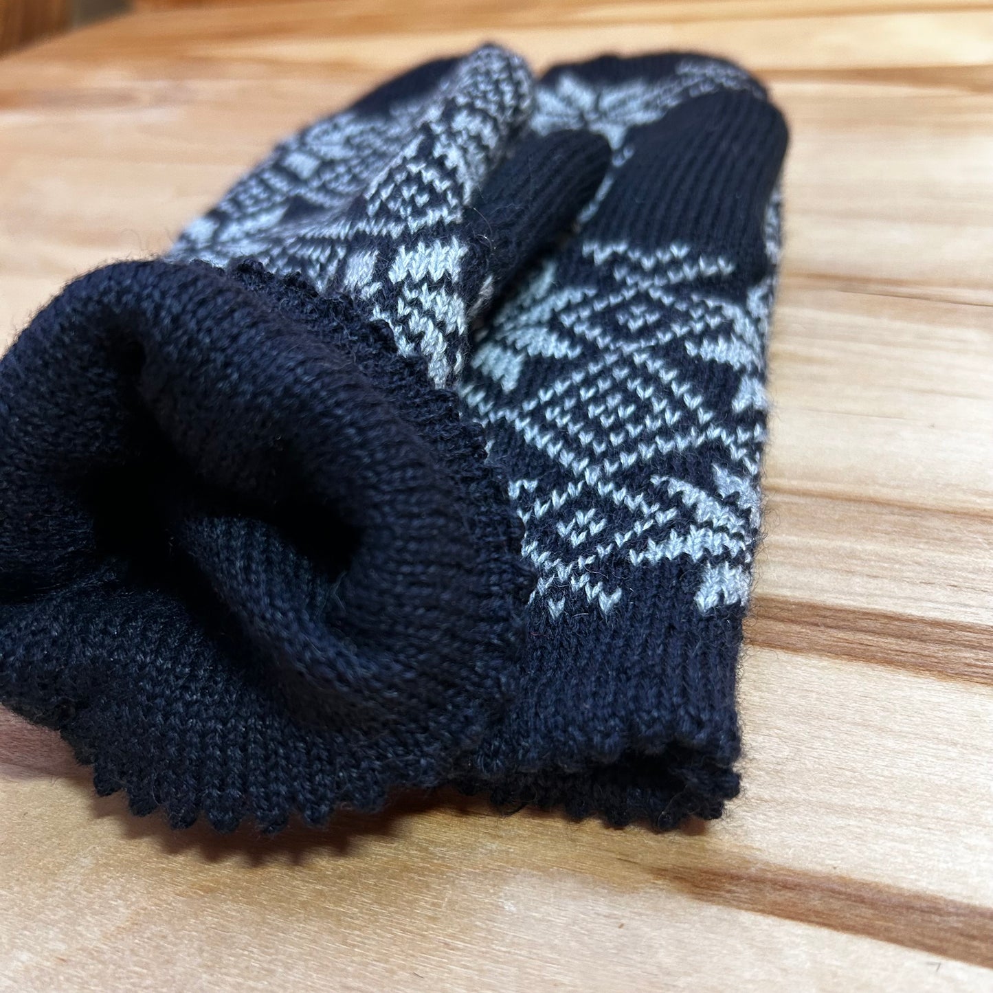 Adīti dubultie dūraiņi melnā krāsā ar pelēkiem auseklīšu rakstiem (ZIBO 2)