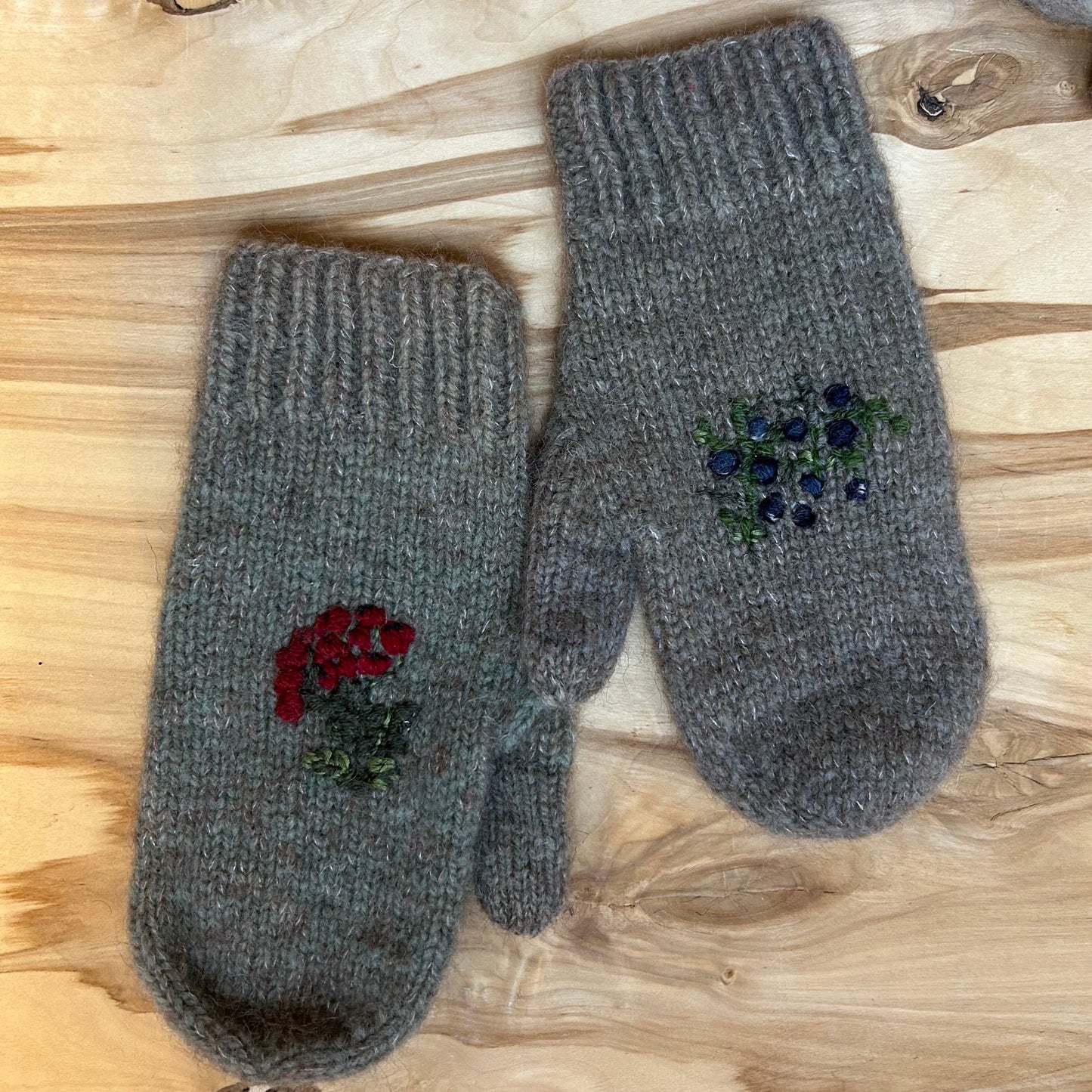 Brūni adīti dūraiņi ar izšūtu zīmējumu (RUTO 4)