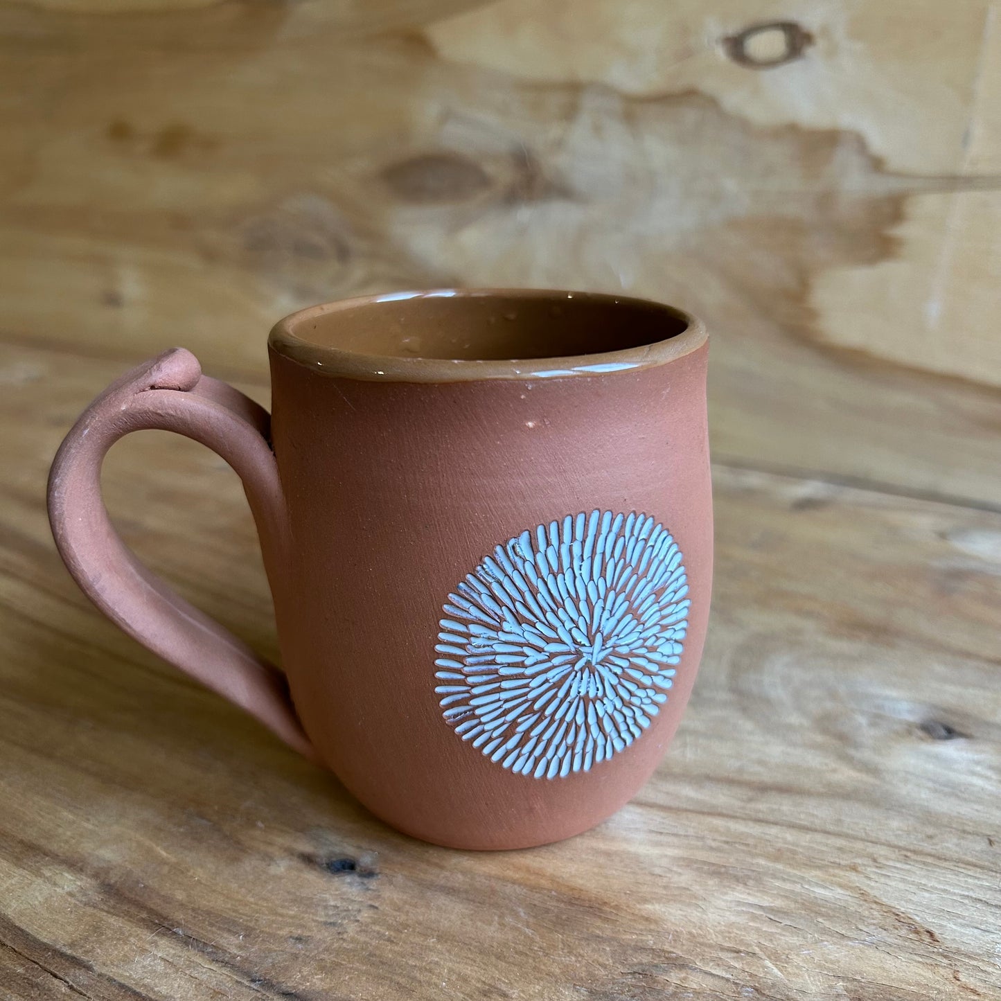 Brūna māla ar baltiem glazūras punktiņiem (MASP 129)