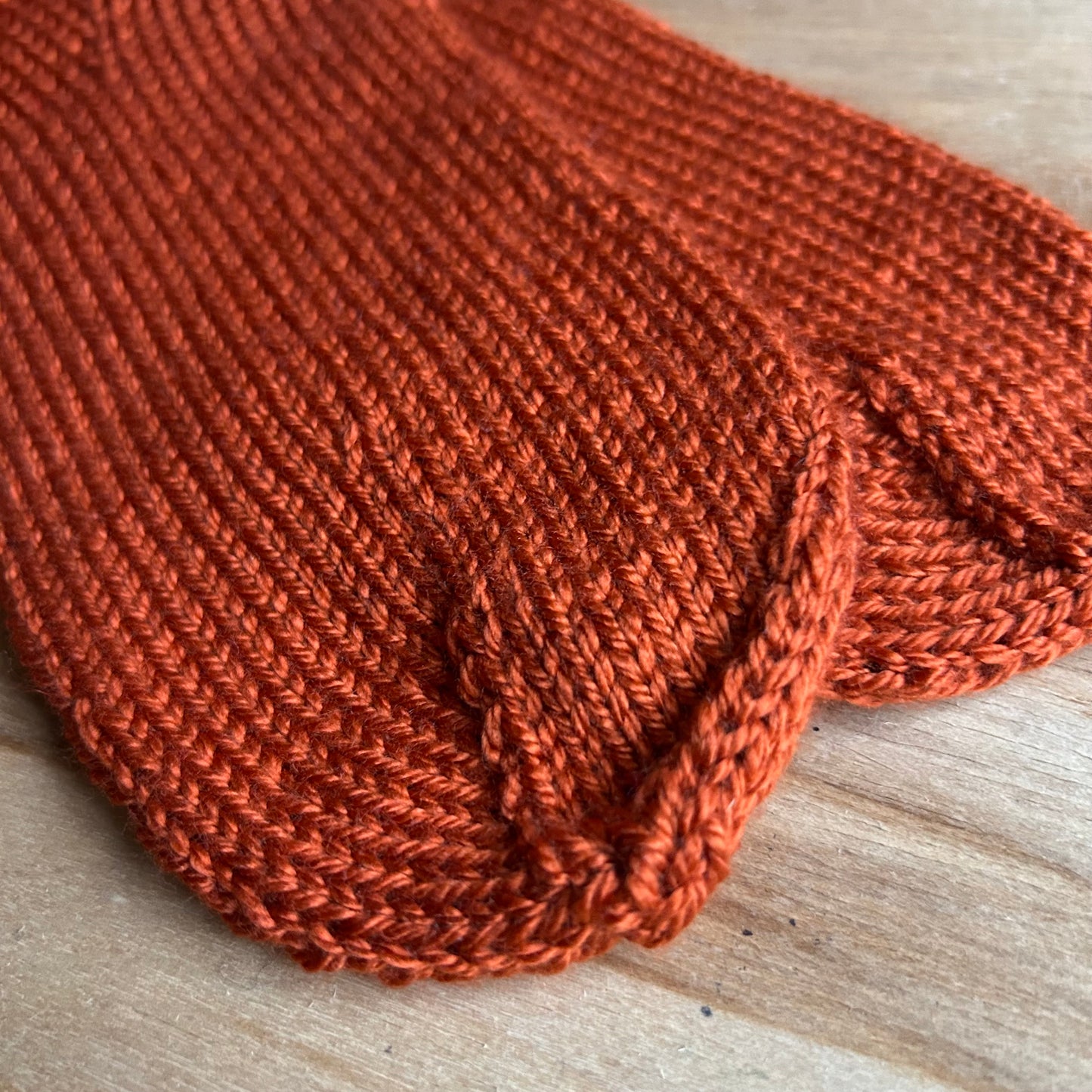 Adītas čības oranžā krāsā 35-37.izm. (VEZI 42)