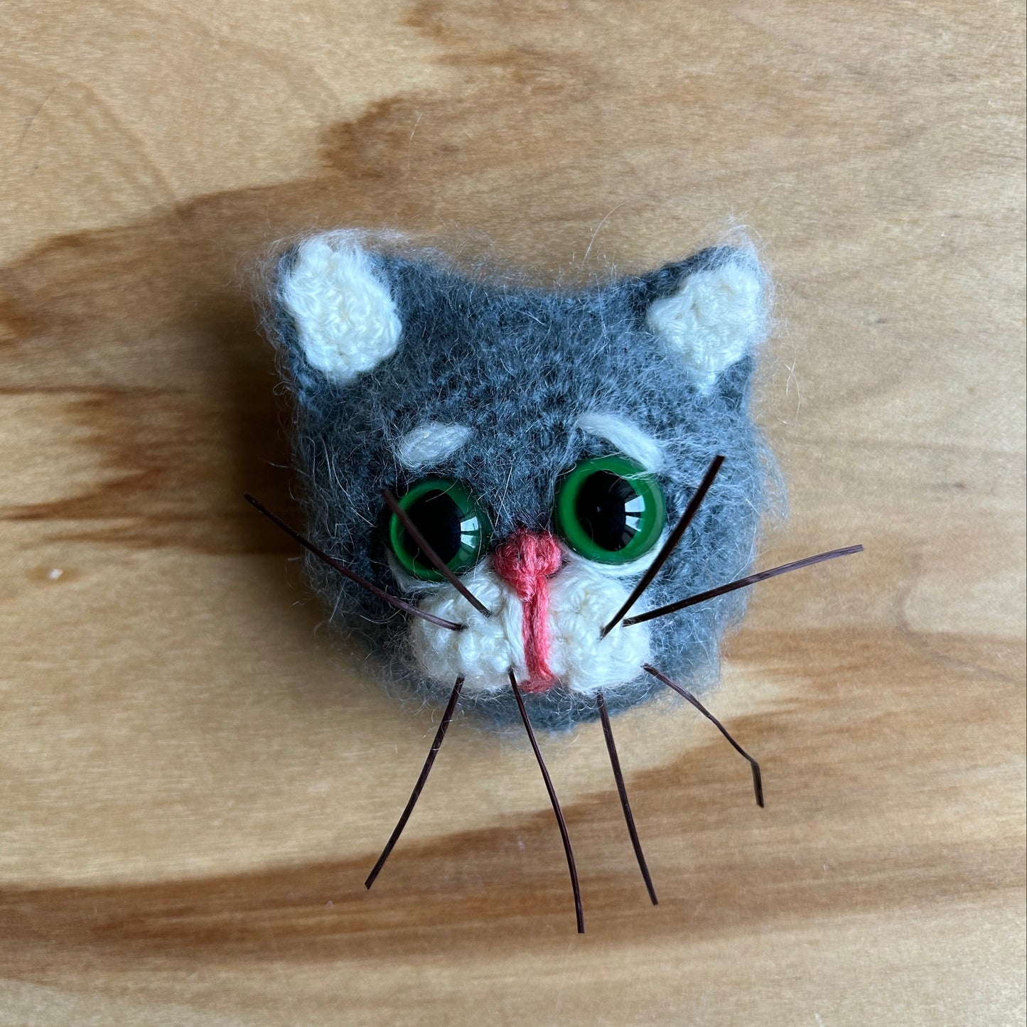 Tamborēta broša Pelēks kaķis (INBA 23)