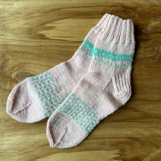 Vilnas zeķes 32.-34.izm. Maigi rozā ar zilganzaļiem ornamentiem (VEZI 67)