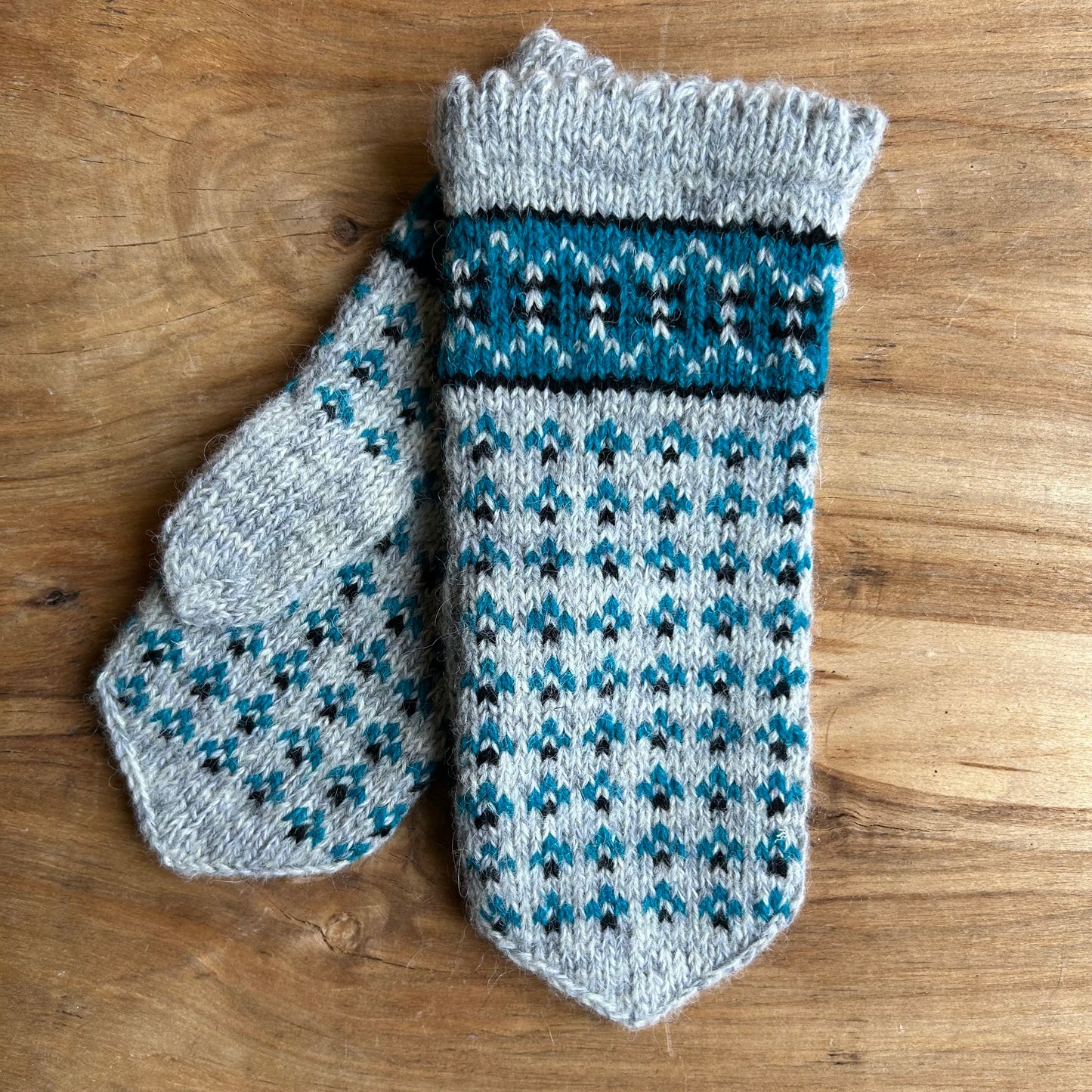 Pelēki sieviešu dūraiņi ar zilganzaļiem un melniem ornamentiem (MAFE 6)