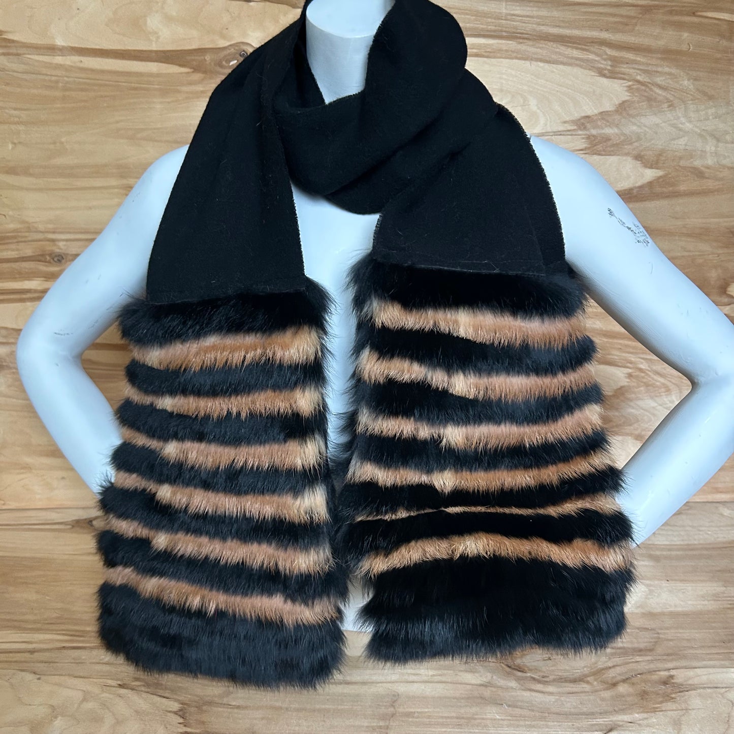 Melna vilnas šalle ar melnu un brūnu truša vilnas dekoratīvu malu (JĀNA 48)