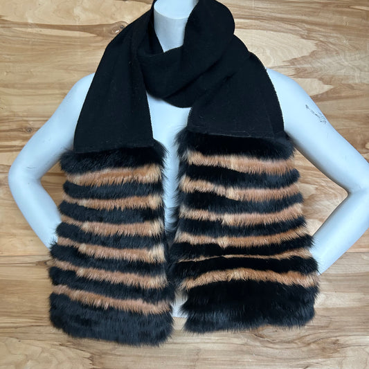 Melna vilnas šalle ar melnu un brūnu truša vilnas dekoratīvu malu (JĀNA 48)