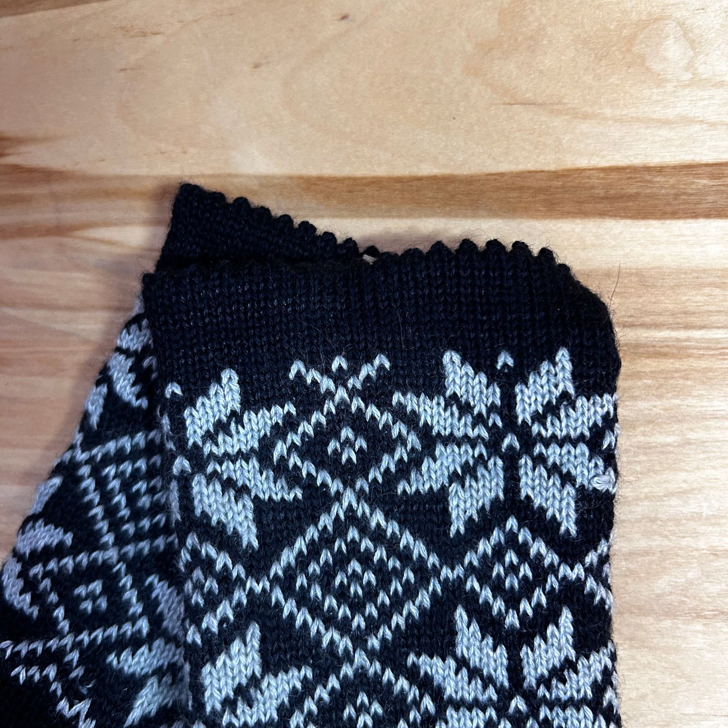 Adīti dubultie dūraiņi melnā krāsā ar pelēkiem auseklīšu rakstiem (ZIBO 2)