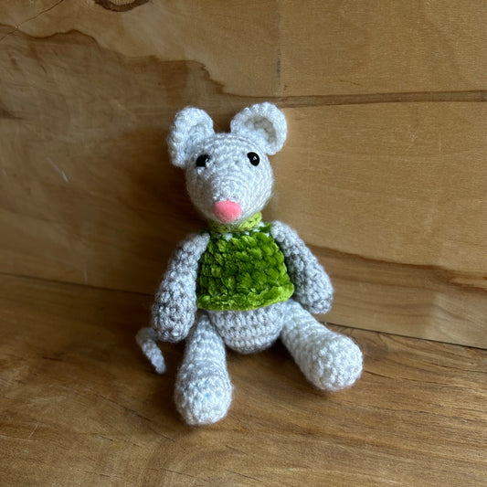 Tamborēta gaiša pelīte zaļā džemperītī (AIPU 129)