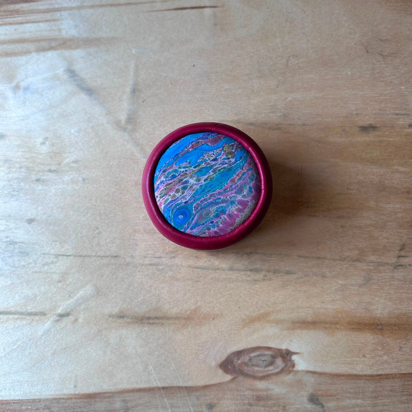Maza izmēra sarkana dabīgās ādas kārbiņa (RARA 280)