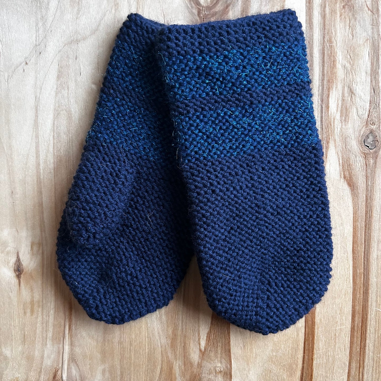 Tumši zili adīti dūraiņi ar dekoratīvas zilas dzijas ielaidumu (VEPA 168)