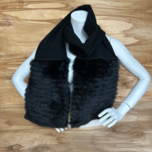 Melna vilnas šalle ar melnu truša vilnas dekoratīvu malu (JĀNA 49)