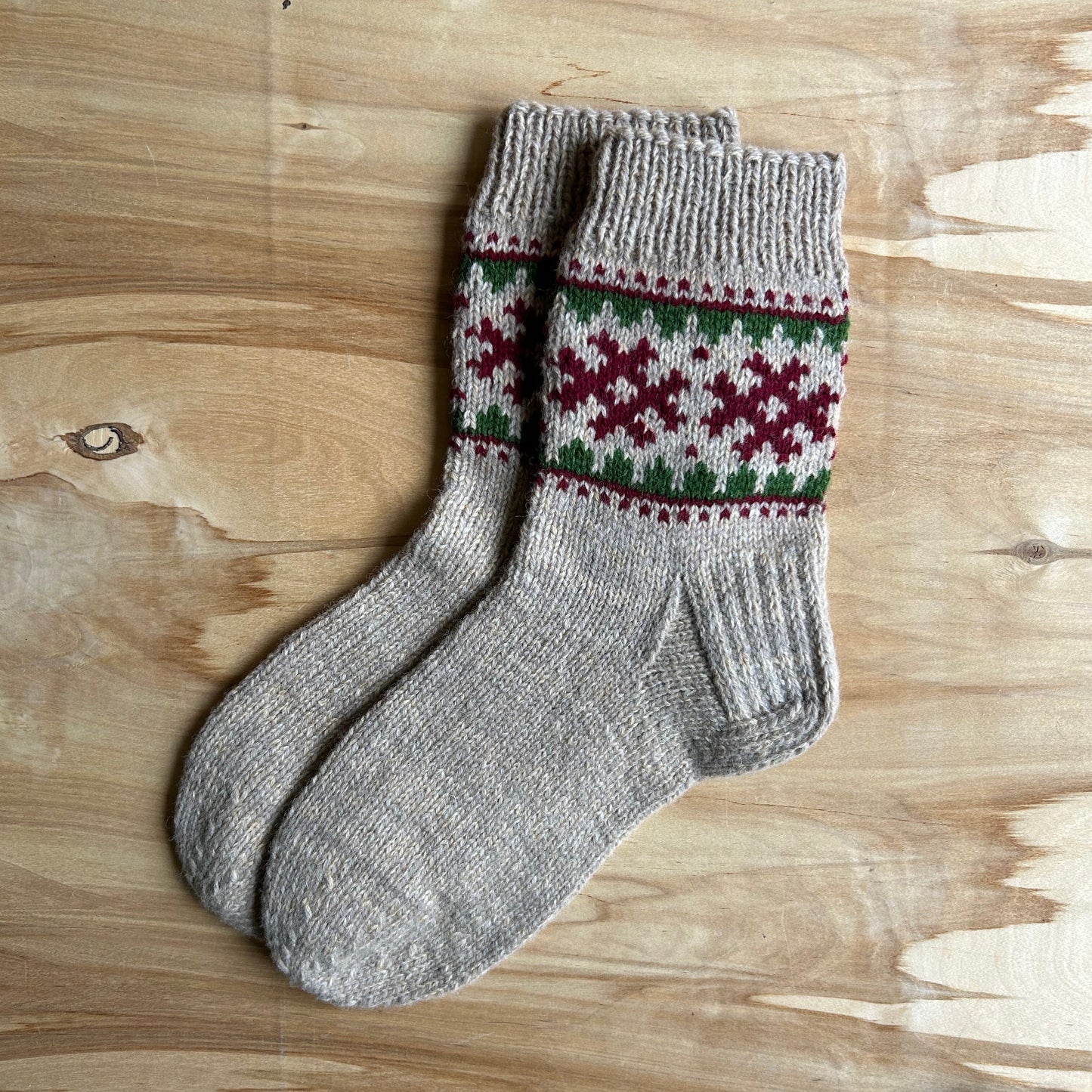 Siltās zeķes 45.-47.izm. gaiši brūnas zeķes ar sarkaniem ornamentiem (MALI 51)