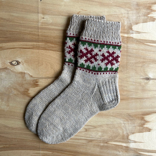 Siltās zeķes 45.-47.izm. gaiši brūnas zeķes ar sarkaniem ornamentiem (MALI 51)