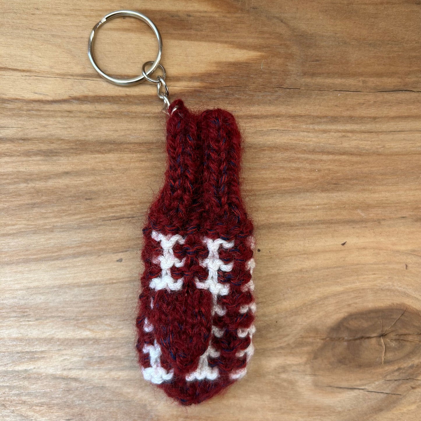 Atslēgu piekariņš - dūrainītis sarkans ar baltu (VEPA A9)