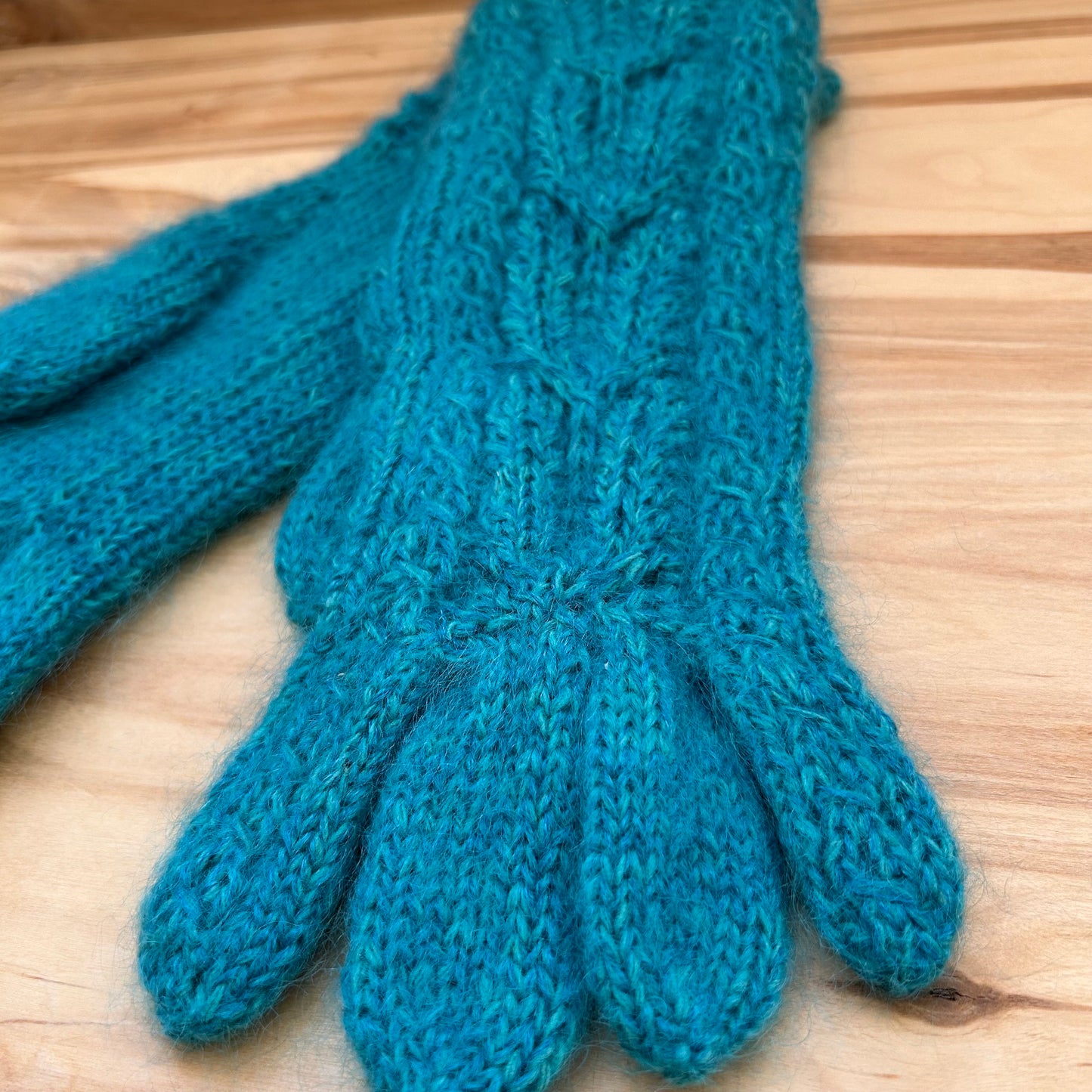 Rokām adīti  pirkstaiņi tirkīzzilā krāsā (DZTO 95)