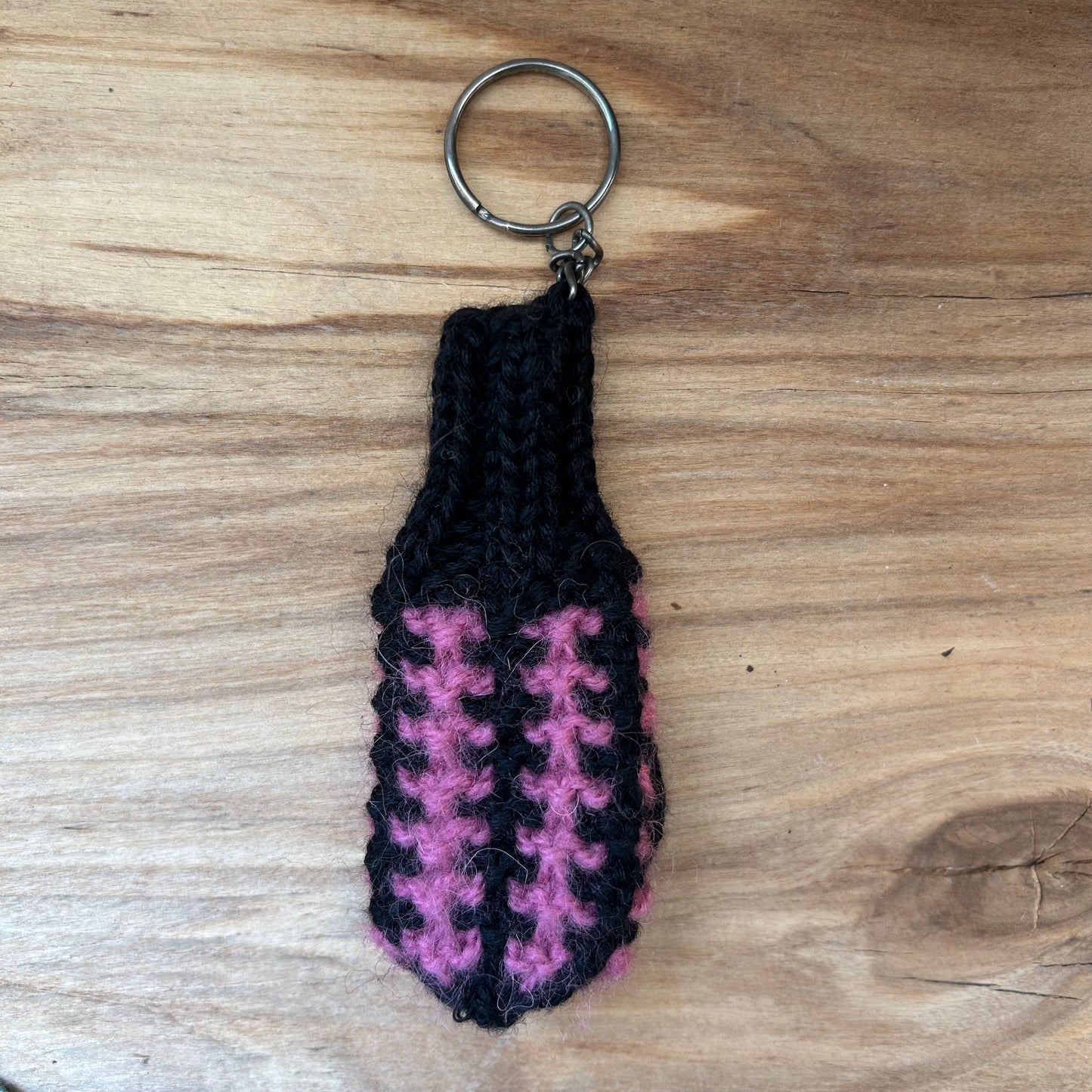 Atslēgu piekariņš - dūrainītis lillā ar melnu  (VEPA A10)