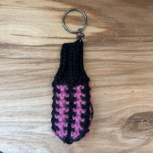 Atslēgu piekariņš - dūrainītis lillā ar melnu  (VEPA A10)