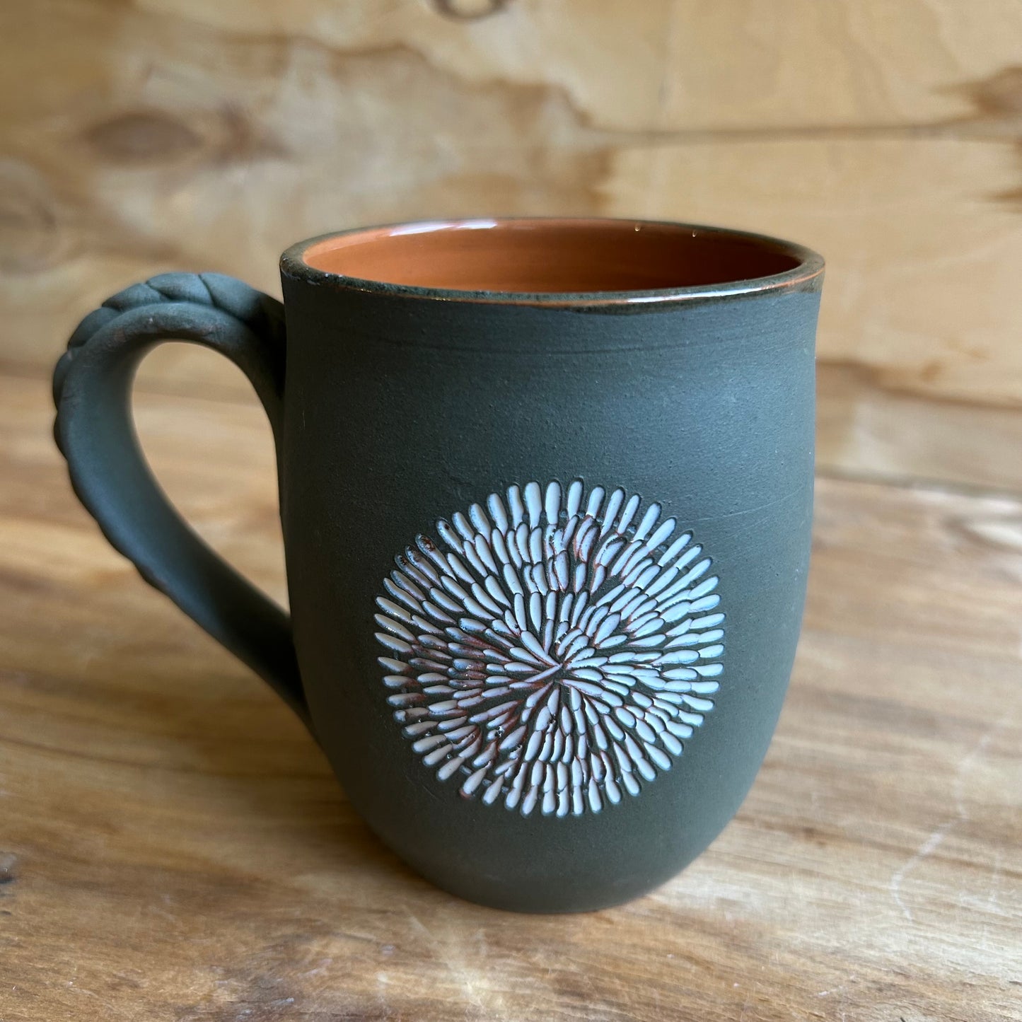 Tumši zaļa māla krūze  (MASP 133)