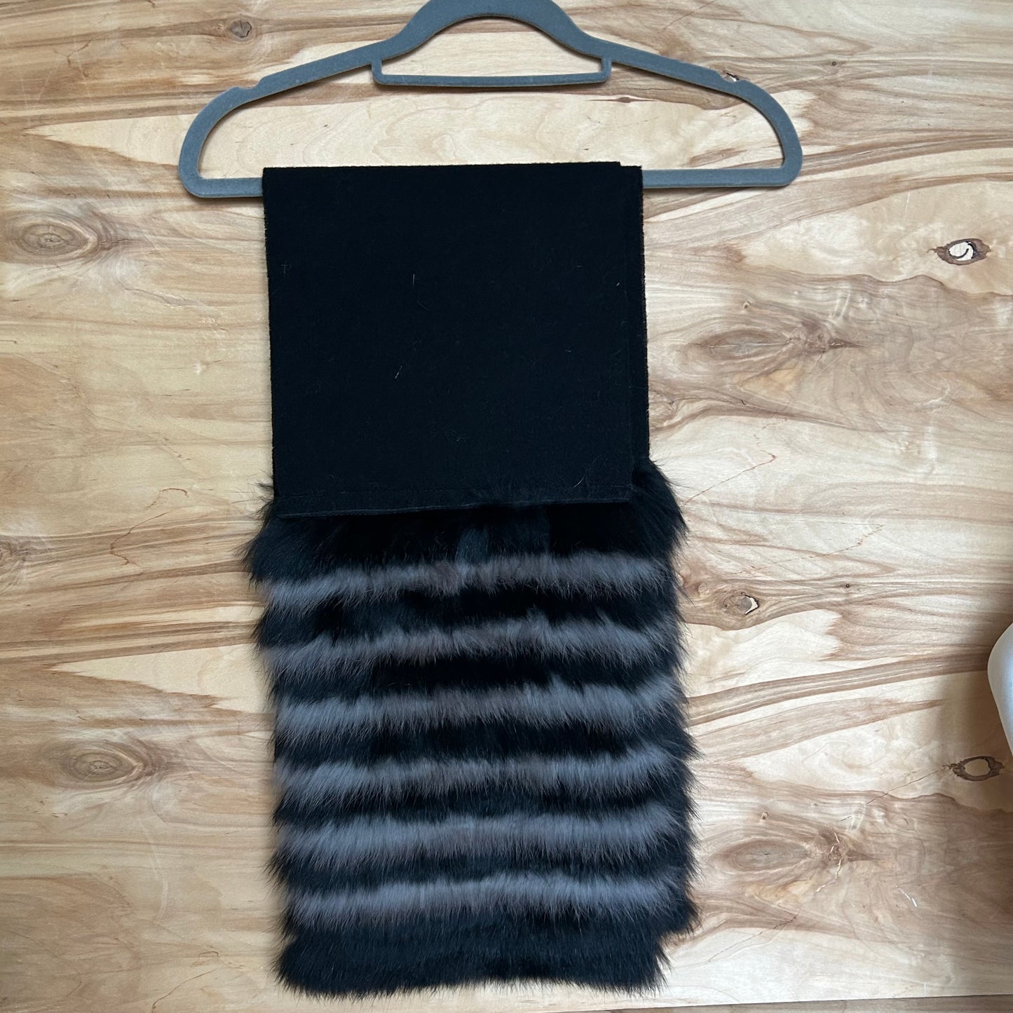 Melna vilnas šalle ar melnu un brūnu truša vilnas dekoratīvu malu (JĀNA 47)