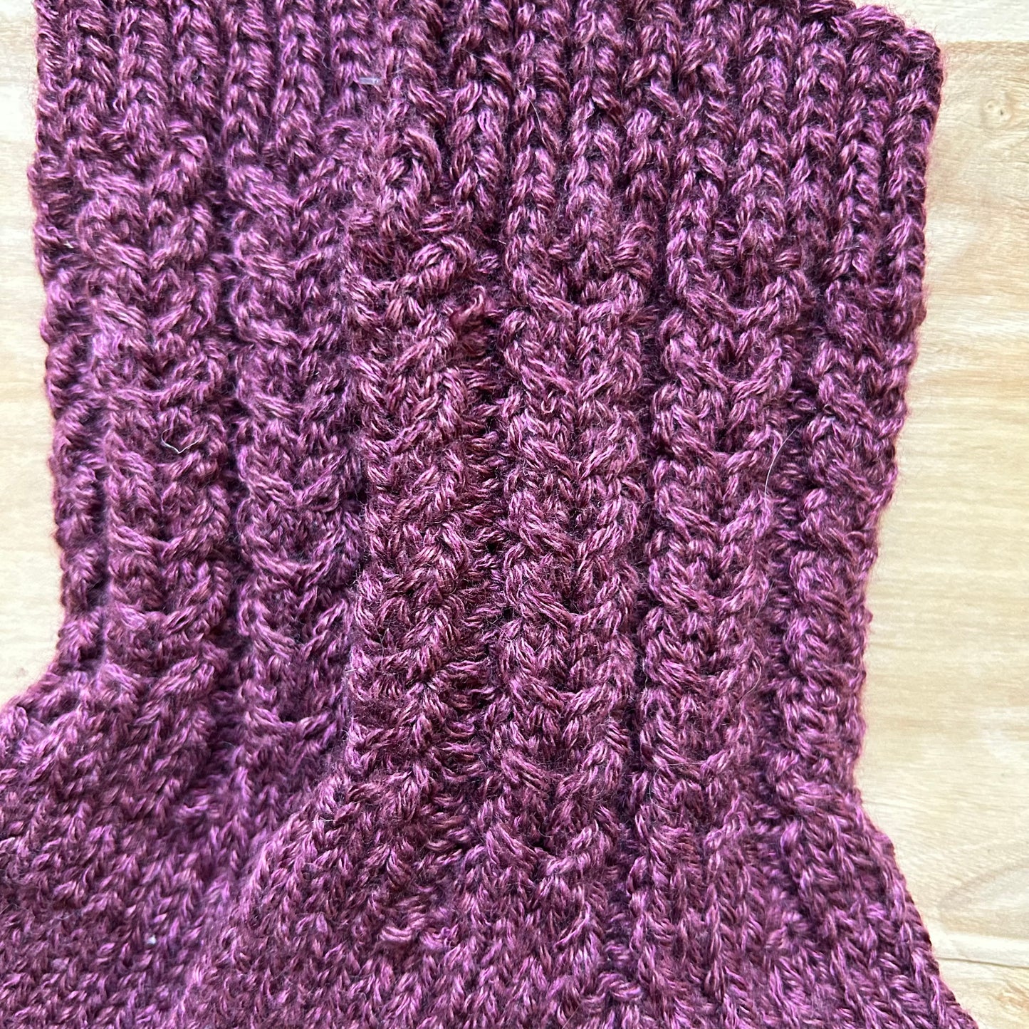 Tumši sarkanas melanža dzijas vilnas zeķes ar rakstainu valnīti 38.-40.izm. (VEPA 132)