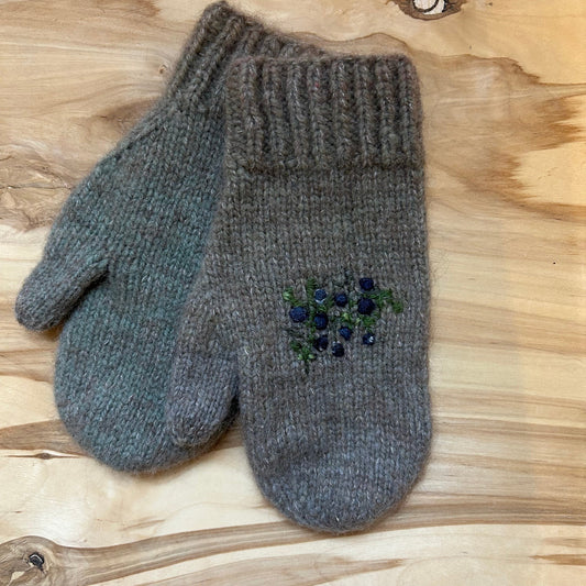 Brūni adīti dūraiņi ar izšūtu zīmējumu (RUTO 4)