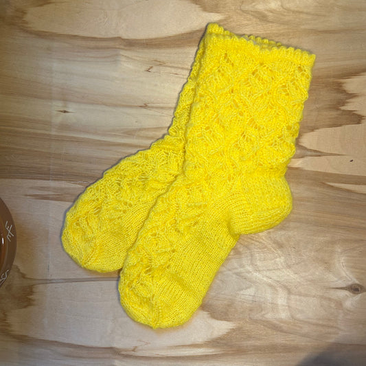 Dzeltenas krāsas mežģīņu adījuma siltās zeķes 37,5.-39,5. izm. (SITĒ 30)