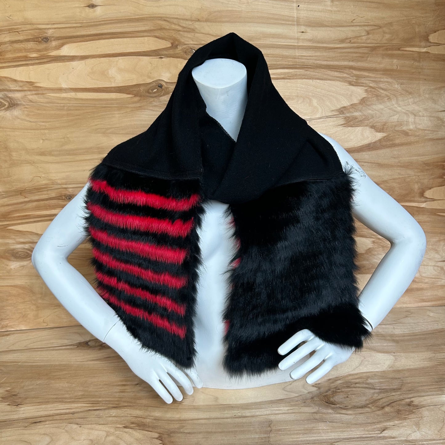 Melna vilnas šalle ar melnu / sarkanu truša vilnas dekoratīvu malu (JĀNA 43)