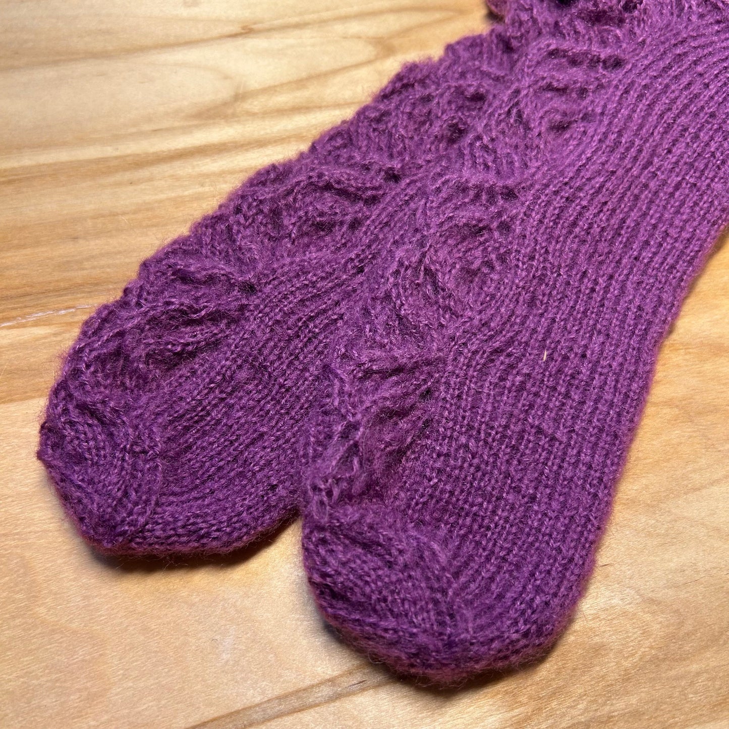Tumši lillā krāsas mežģīņu adījuma siltās zeķes 37.-39. izm. (SITĒ 41)