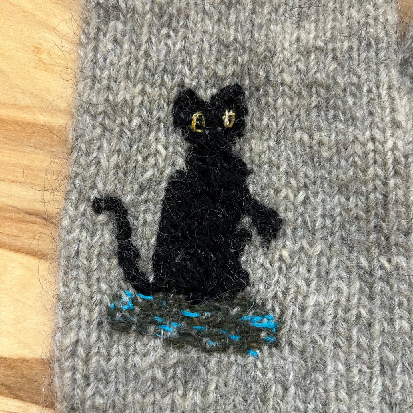 Pelēki adīti dūraiņi ar izšūtu zīmējumu (RUTO 3)